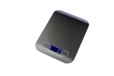 Elektronik ekranlı gri boş dijital mutfak terazisi beyaz arka planda izole edilmiş duruyor