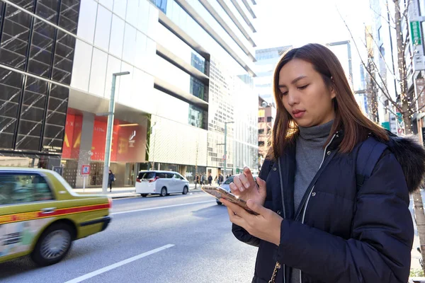 Giovane Donna Asiatica Felice Utilizzando Applicazione Mobile Uno Smartphone Mentre — Foto Stock