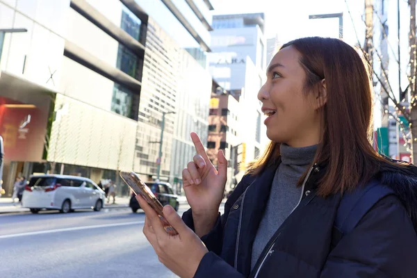 Giovane Donna Asiatica Felice Utilizzando Applicazione Mobile Uno Smartphone Mentre — Foto Stock