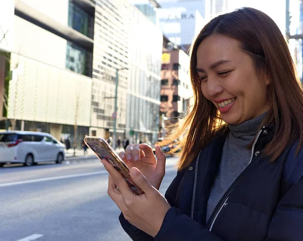 Giovane Donna Asiatica Felice Utilizzando Applicazione Mobile Uno Smartphone Mentre — Foto Stock