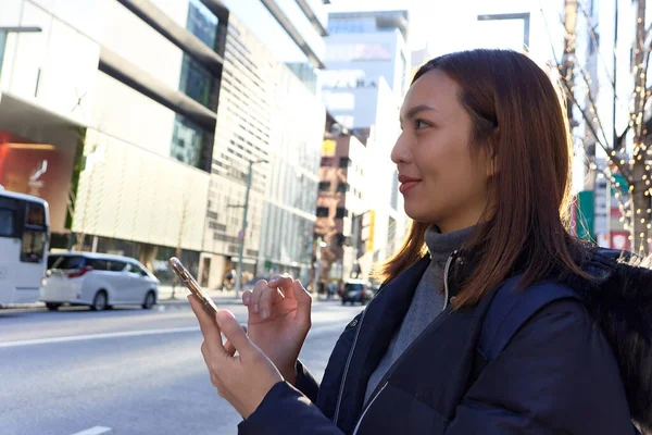 Giovane Donna Asiatica Felice Utilizzando Applicazione Mobile Uno Smartphone Mentre — Foto Stock