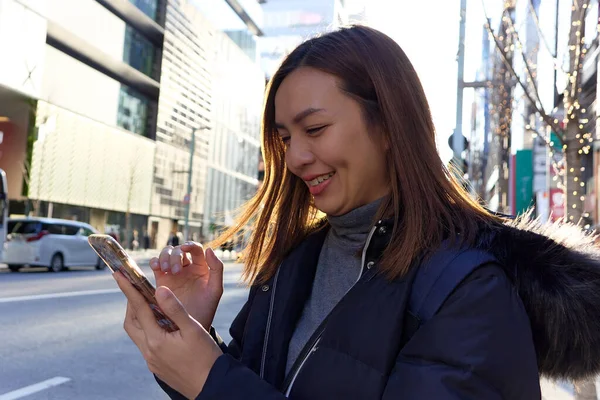 Giovane Donna Asiatica Felice Utilizzando Applicazione Mobile Uno Smartphone Mentre — Foto Stock