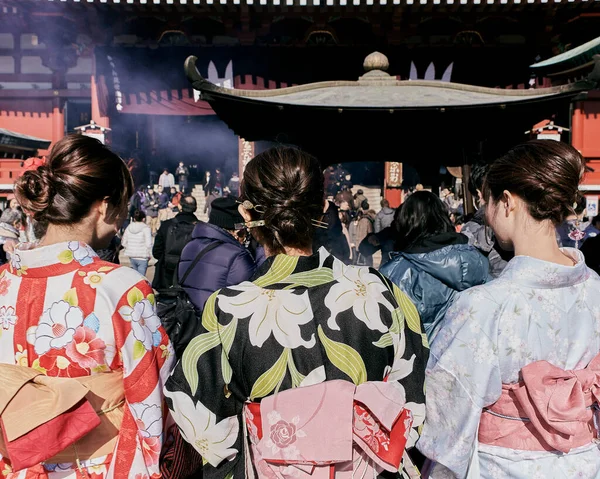Young Girls Wearing Japanese Kimono Standing Front Sensoji Temple Tokyo — Stock Photo, Image