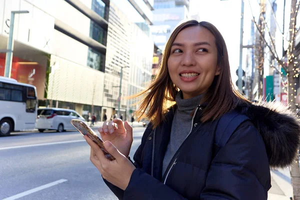 Giovane Donna Asiatica Felice Utilizzando Applicazione Mobile Uno Smartphone Mentre — Foto Stock