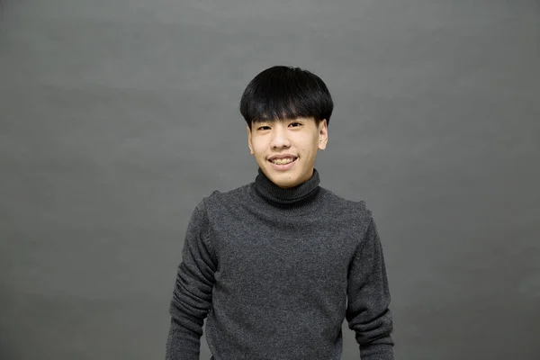 Genç Yakışıklı Asyalı Adam Gri Izole Arkaplanda Yer Kopyalamak Için — Stok fotoğraf