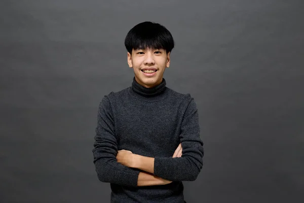 Junge Hübsche Asiatische Mann Posiert Kopieren Raum Auf Grauen Isolierten — Stockfoto