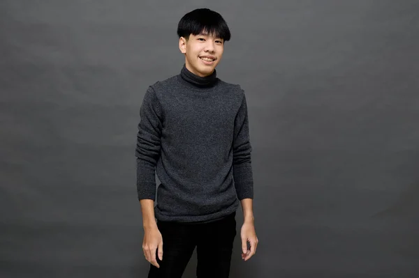 Joven Guapo Asiático Hombre Posando Para Copiar Espacio Gris Aislado —  Fotos de Stock