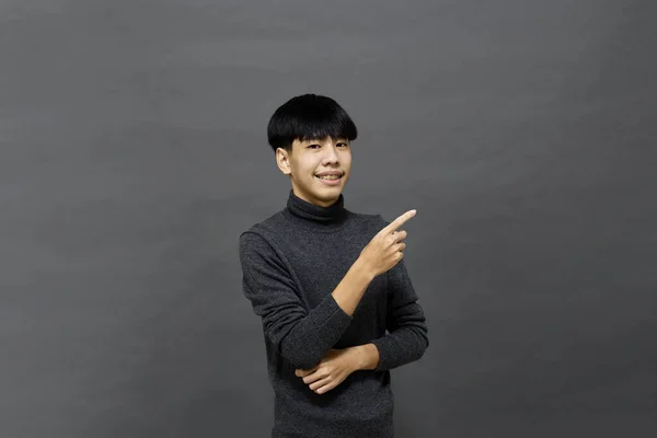 Ung Vacker Asiatisk Man Poserar För Att Kopiera Utrymme Grå — Stockfoto