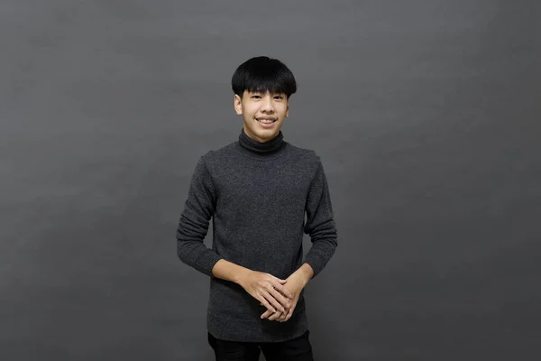 Ung Vacker Asiatisk Man Poserar För Att Kopiera Utrymme Grå — Stockfoto
