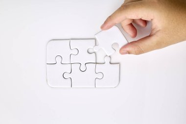 Kayıp bir parça iş konsepti ve sağlık içeren yapboz tutan kız.