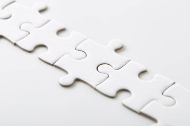  Beyaz arkaplandaki boş yapboz parçaları farklı elementleri bir bütün olarak birleştiriyor Merkezi Odakla