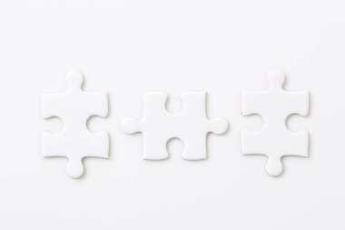 İş ortağı bağlantı kavramı için üç parça yapboz, başarı vizyonu kavramında beyaz bulmaca çözümü takım çalışması
