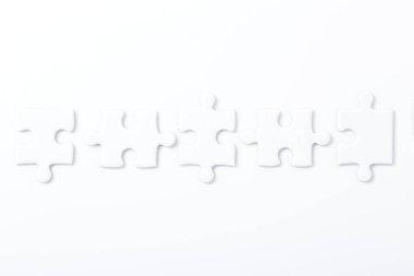 Beyaz arka planda boş bulmacalar. İstihbarat ya da iş ortağı bağlantı kavramının gelişimi için bulmaca. Birlik ve bağlantı sembolü