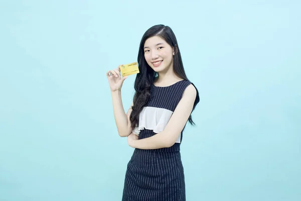 Retrato Hermosa Joven Mujer Asiática Sonrisa Con Tarjeta Crédito Color —  Fotos de Stock