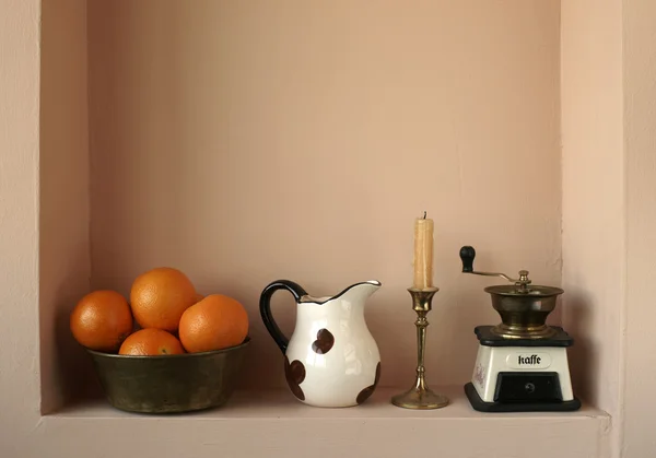 Oranges and household items in a niche — Stock Photo, Image