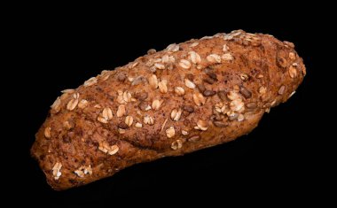 Siyah zemin üzerinde geleneksel ekmek, taze ekmek