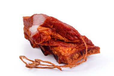 Tütsülenmiş kaburga, beyaz arka plan, izole edilmiş