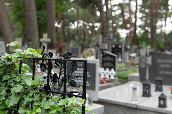 кладбище Восточной Европы, свечи и цветы