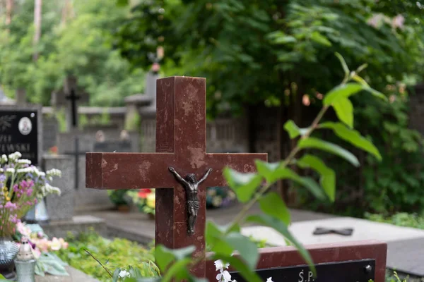 東ヨーロッパの墓地やろうそくや花 — ストック写真