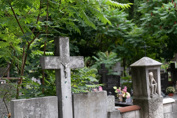 東ヨーロッパの墓地やろうそくや花 — ストック写真