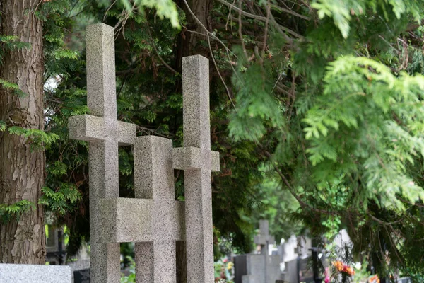 Doğu Avrupa mezarlığı, mumlar ve çiçekler