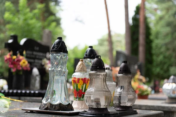 Doğu Avrupa mezarlığı, mumlar ve çiçekler