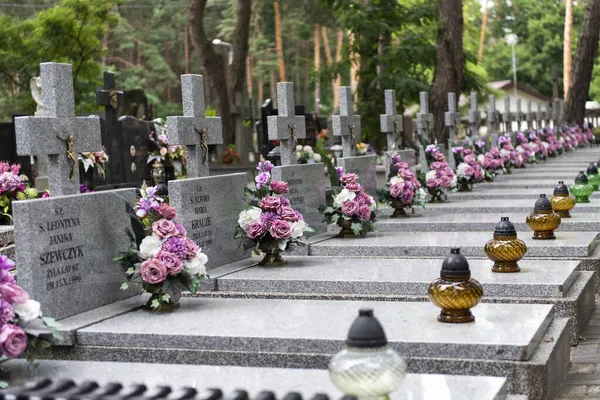 Osteuropäischer Friedhof Kerzen Und Blumen lizenzfreie Stockbilder