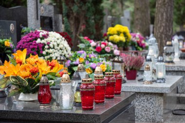 Doğu Avrupa mezarlığı, mumlar ve çiçekler