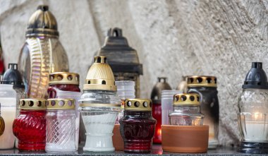 Doğu Avrupa mezarlığı, mumlar ve çiçekler