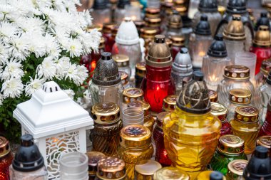 Doğu Avrupa mezarlığı, mumlar ve çiçekler