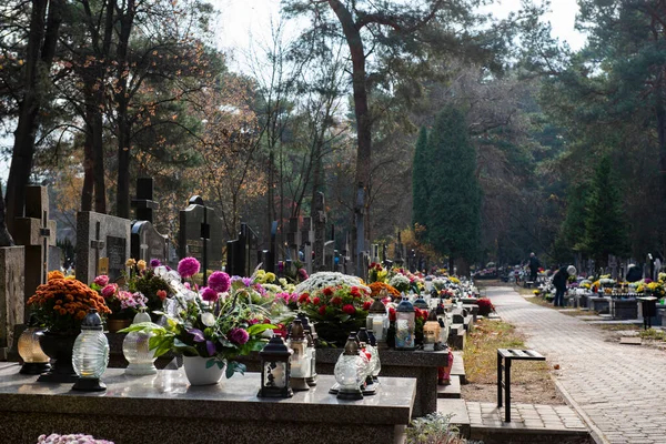 Doğu Avrupa mezarlığı, mumlar ve çiçekler