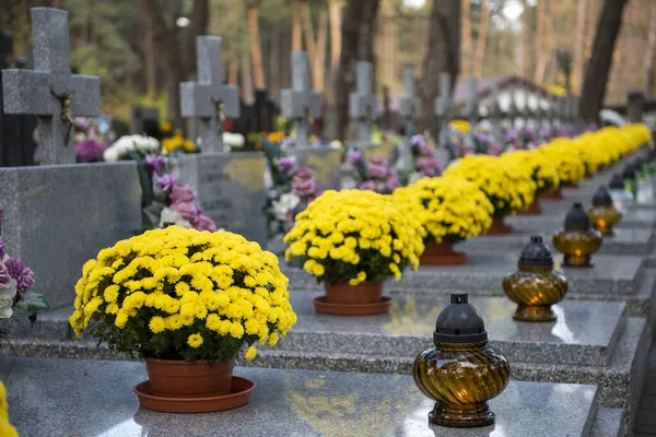 Doğu Avrupa mezarlığı, mumlar ve çiçekler