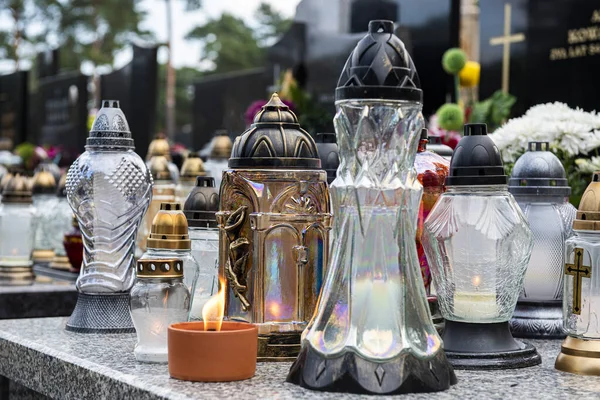 Doğu Avrupa mezarlığı, mumlar ve çiçekler