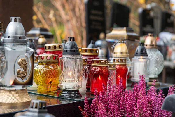 Doğu Avrupa mezarlığı, mumlar ve çiçekler