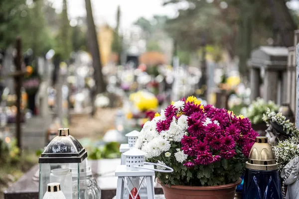 동부 유럽 공동 묘지, 촛불 및 꽃 스톡 사진