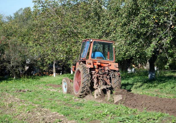Czerwony traktor — Zdjęcie stockowe