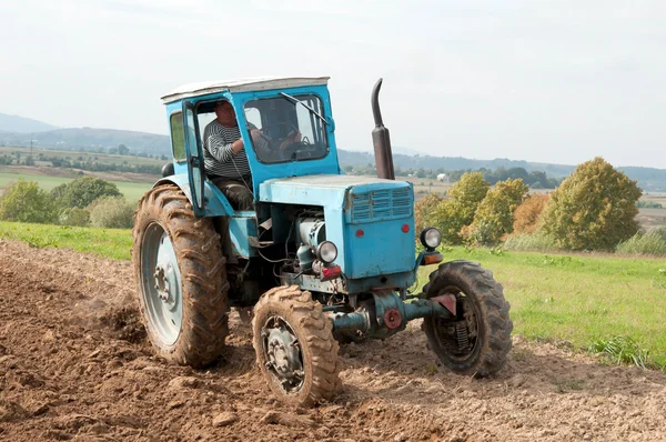 Traktor-mező — Stock Fotó