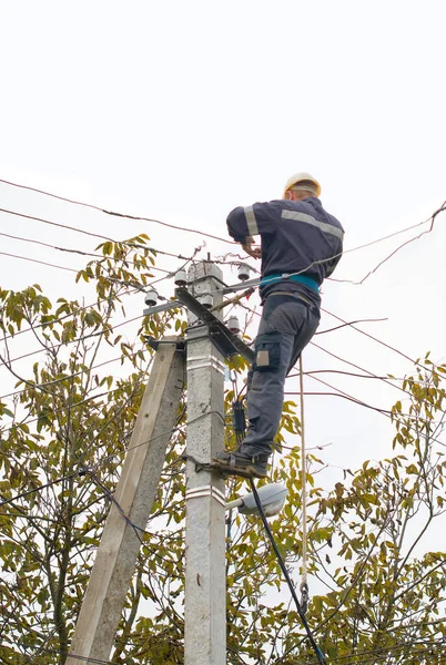 Los Electricistas Están Escalando Postes Eléctricos Para Instalar Reparar Líneas — Foto de Stock