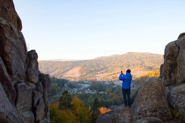 Escursionista Uomo Scattare Selfie Con Smartphone Nelle Montagne Dei Carpazi — Foto Stock