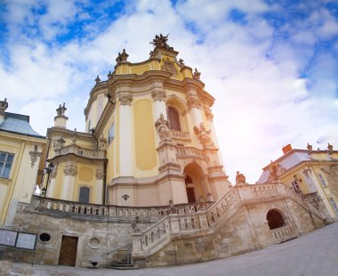 Güneşli bir günde Aziz George Katedrali manzarası. Lviv. Ukrayna.