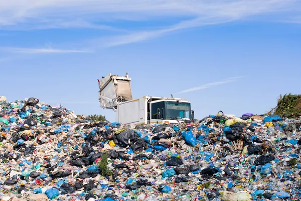 Pembuangan Sampah Truk Sampah Membongkar Sampah Tempat Pembuangan Sampah — Stok Foto