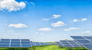 Güneş panelleri ve mavi gökyüzü. Güneş panelleri sistem güç jeneratörleri güneşten. Daha iyi bir gelecek için temiz teknoloji