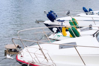 Tatiller ve Turizm Konsepti, Polonya 'nın Szczecin limanındaki güzel beyaz modern yatlar