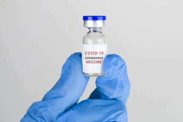 コロナウイルスワクチンCovid 19の開発と創製 医師の手の中にコロナウイルスワクチンの概念青いワクチン瓶 ワクチン コロナウイルスとの戦いの概念 — ストック写真