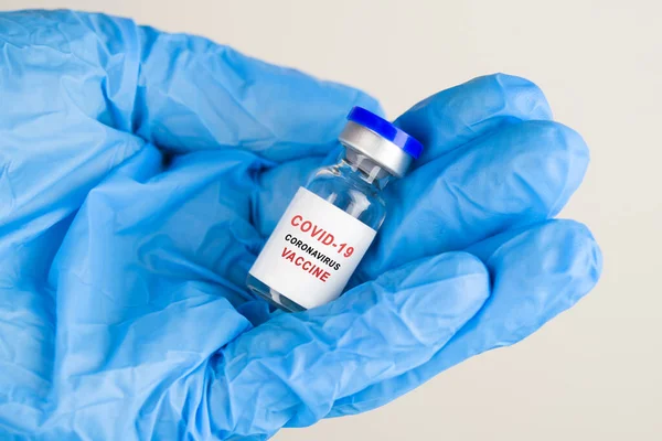 ワクチン接種コロナウイルスCovid 医師の手の中にガラス瓶でコロナウイルスワクチン ワクチン コロナウイルスとの戦いの概念 — ストック写真