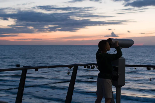 Ragazzo Guardando Attraverso Binocoli Turistici Telescopio Che Affaccia Sul Paesaggio — Foto Stock
