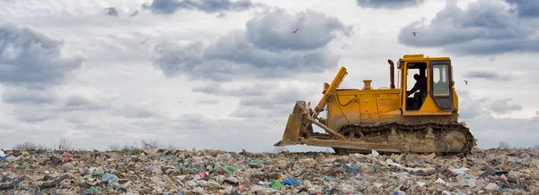 Bulldozer Che Lavora Sulla Discarica Con Uccelli Nel Cielo Panorama — Foto Stock