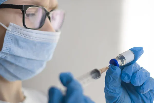 コヴィド19ワクチン注射 2019 Ncovの中国からの拡散を防ぐために医師がコロナウイルスワクチンチューブと注射器を保持しています 医学と医療の概念 — ストック写真