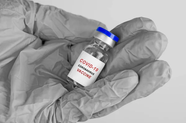 ワクチン接種コロナウイルスCovid 医師の手の中にガラス瓶でコロナウイルスワクチン ワクチン コロナウイルスとの戦いの概念 — ストック写真