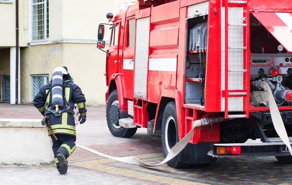Bir Itfaiyeci Ambulans Çağırdıktan Sonra Yangına Koşar — Stok fotoğraf